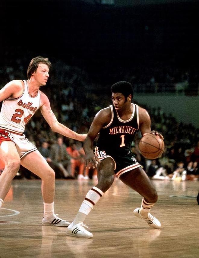 体育中超：继续领跑 上海海港4-1深圳